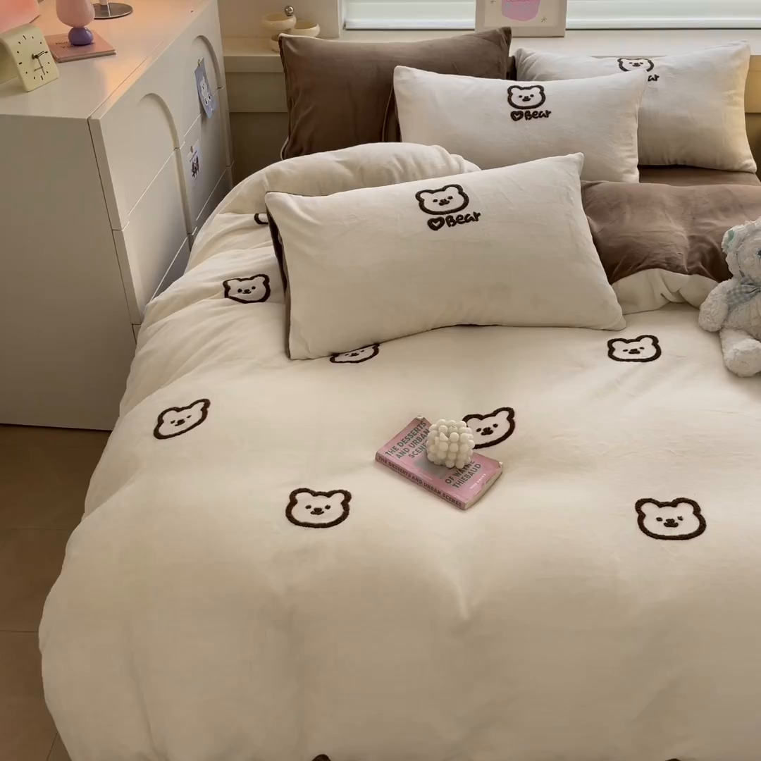 91家纺网 家纺一手货源 找家纺 雅居纺家纺 2025新款高克重牛奶绒毛巾绣四件套-小熊系列 小熊-白咖