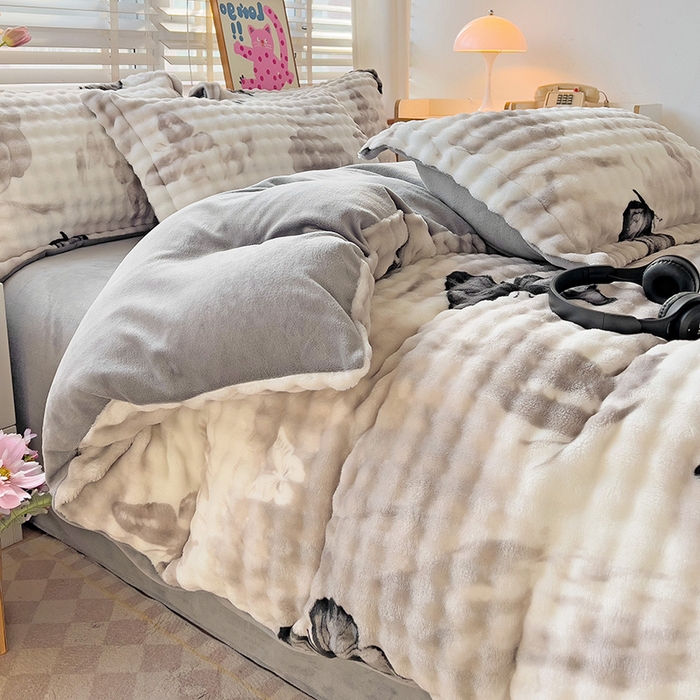 91家纺网 家纺一手货源 找家纺 梵克保罗 2025秋冬新款牛奶绒泡泡绒印花卡通花卉兔毛单被套三件套四件套 蝴蝶灰