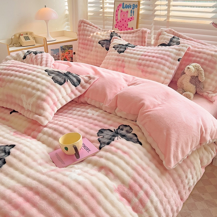 91家纺网 家纺一手货源 找家纺 梵克保罗 2025秋冬新款牛奶绒泡泡绒印花卡通花卉兔毛单被套三件套四件套 蝴蝶-粉