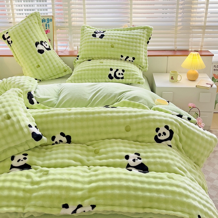 91家纺网 家纺一手货源 找家纺 梵克保罗 2025秋冬新款牛奶绒泡泡绒印花卡通花卉兔毛单被套三件套四件套 熊猫点点-绿