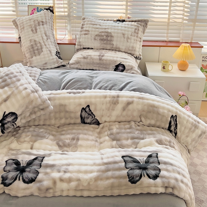 91家纺网 家纺一手货源 找家纺 梵克保罗 2025秋冬新款牛奶绒泡泡绒印花卡通花卉兔毛单被套三件套四件套 蝴蝶灰