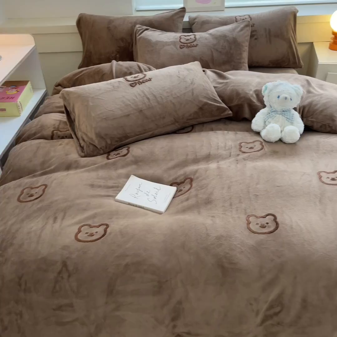 91家纺网 家纺一手货源 找家纺 雅居纺家纺 2025新款高克重牛奶绒毛巾绣四件套-小熊系列 小熊-咖