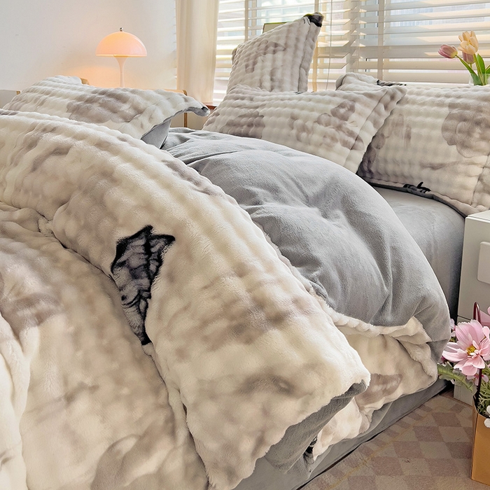 91家纺网 家纺一手货源 找家纺 梵克保罗 2025秋冬新款牛奶绒泡泡绒印花卡通花卉兔毛单被套三件套四件套 蝴蝶灰