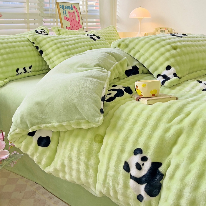 91家纺网 家纺一手货源 找家纺 梵克保罗 2025秋冬新款牛奶绒泡泡绒印花卡通花卉兔毛单被套三件套四件套 熊猫点点-绿