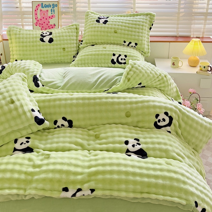 91家纺网 家纺一手货源 找家纺 梵克保罗 2025秋冬新款牛奶绒泡泡绒印花卡通花卉兔毛单被套三件套四件套 熊猫点点-绿