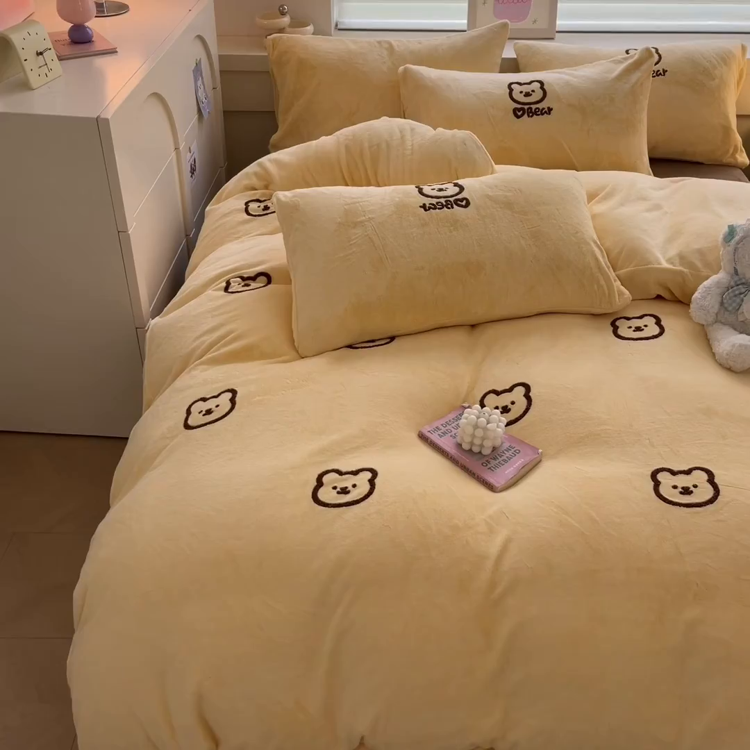 91家纺网 家纺一手货源 找家纺 雅居纺家纺 2025新款高克重牛奶绒毛巾绣四件套-小熊系列 小熊-黄咖