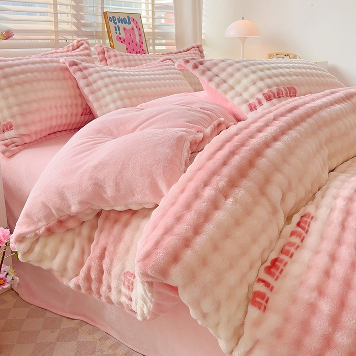 91家纺网 家纺一手货源 找家纺 梵克保罗 2025秋冬新款牛奶绒泡泡绒印花卡通花卉兔毛单被套三件套四件套 粉色空间