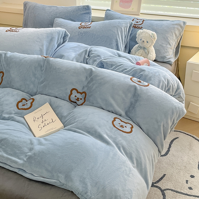 91家纺网 家纺一手货源 找家纺 雅居纺家纺 2025新款高克重牛奶绒毛巾绣四件套-小熊系列 小熊-蓝灰