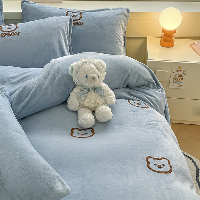 91家纺网 家纺一手货源 找家纺 雅居纺家纺 2025新款高克重牛奶绒毛巾绣四件套-小熊系列 小熊-蓝灰