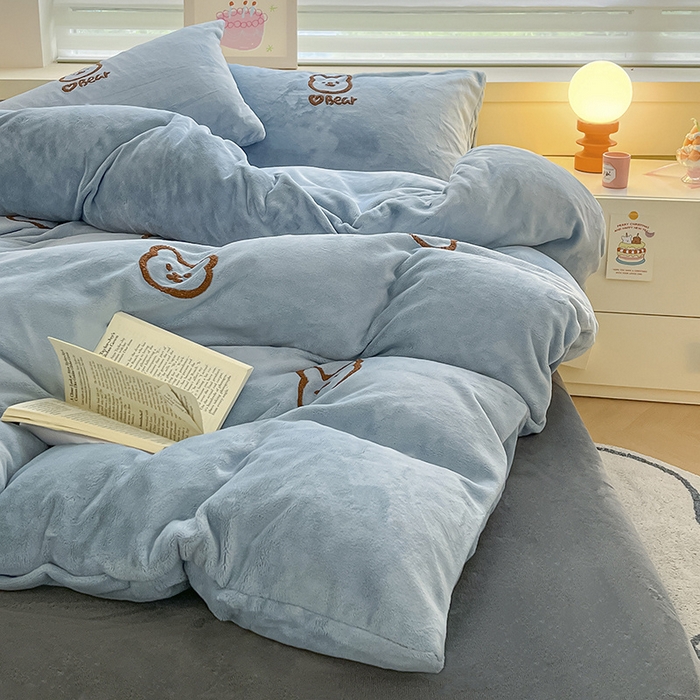 91家纺网 家纺一手货源 找家纺 雅居纺家纺 2025新款高克重牛奶绒毛巾绣四件套-小熊系列 小熊-蓝灰