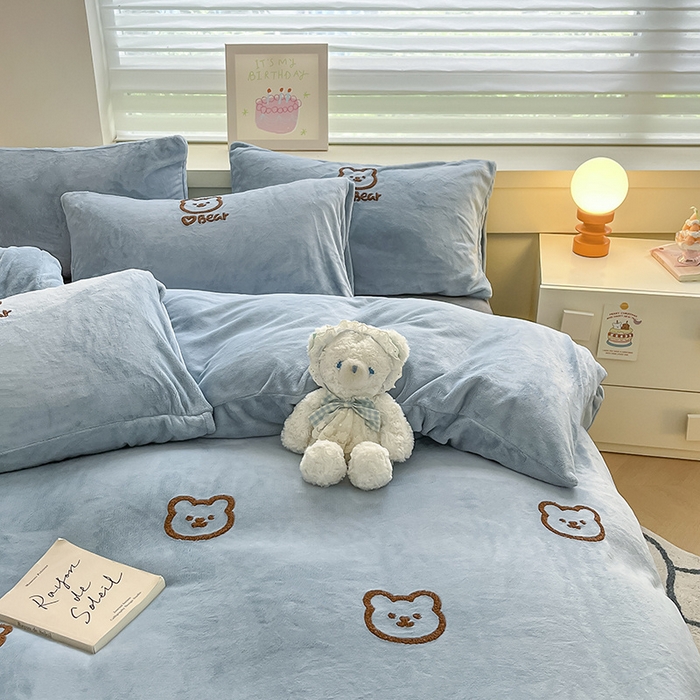 91家纺网 家纺一手货源 找家纺 雅居纺家纺 2025新款高克重牛奶绒毛巾绣四件套-小熊系列 小熊-蓝灰