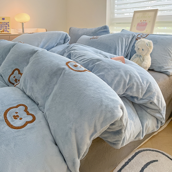 雅居纺家纺 2025新款高克重牛奶绒毛巾绣四件套-小熊系列 小熊-蓝灰