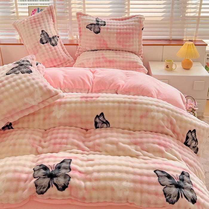 91家纺网 家纺一手货源 找家纺 梵克保罗 2025秋冬新款牛奶绒泡泡绒印花卡通花卉兔毛单被套三件套四件套 蝴蝶-粉