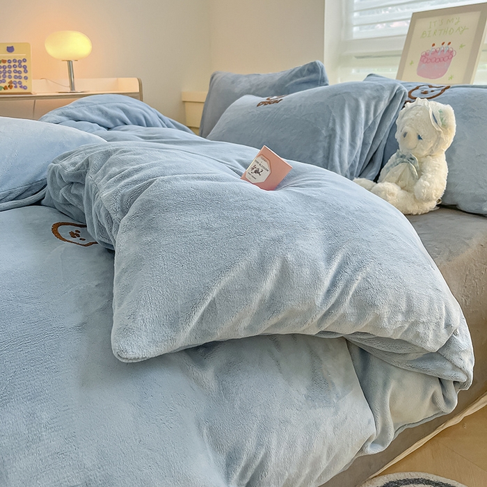 91家纺网 家纺一手货源 找家纺 雅居纺家纺 2025新款高克重牛奶绒毛巾绣四件套-小熊系列 小熊-蓝灰