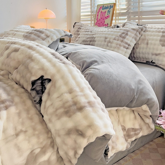 91家纺网 家纺一手货源 找家纺 梵克保罗 2025秋冬新款牛奶绒泡泡绒印花卡通花卉兔毛单被套三件套四件套 蝴蝶灰