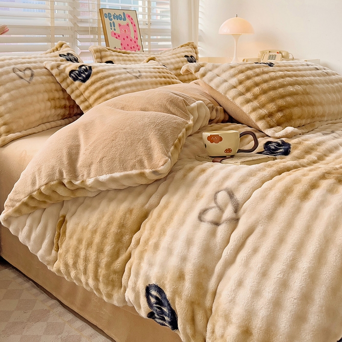 91家纺网 家纺一手货源 找家纺 梵克保罗 2025秋冬新款牛奶绒泡泡绒印花卡通花卉兔毛单被套三件套四件套 爱心泡泡-咖