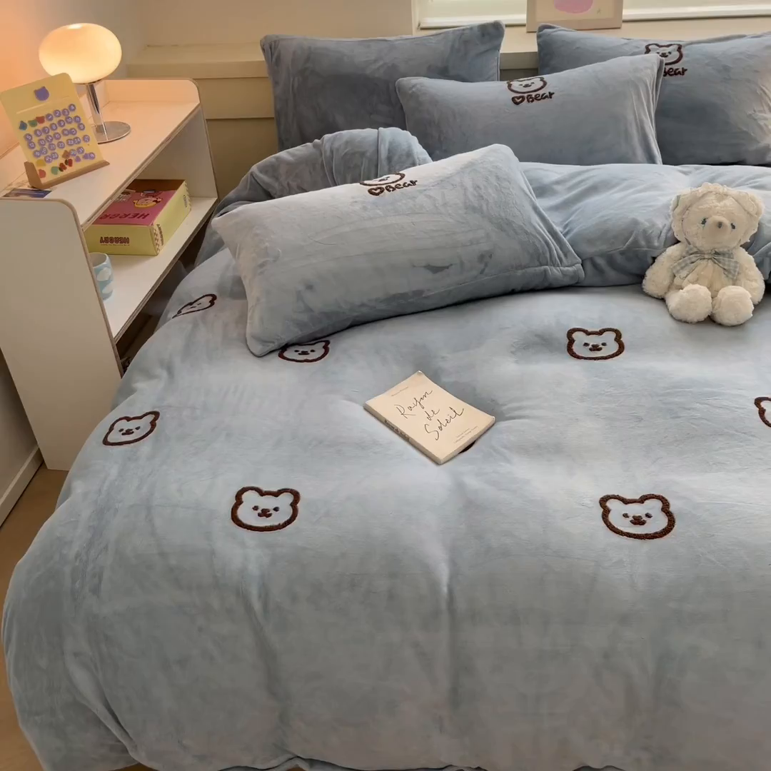 91家纺网 家纺一手货源 找家纺 雅居纺家纺 2025新款高克重牛奶绒毛巾绣四件套-小熊系列 小熊-蓝灰