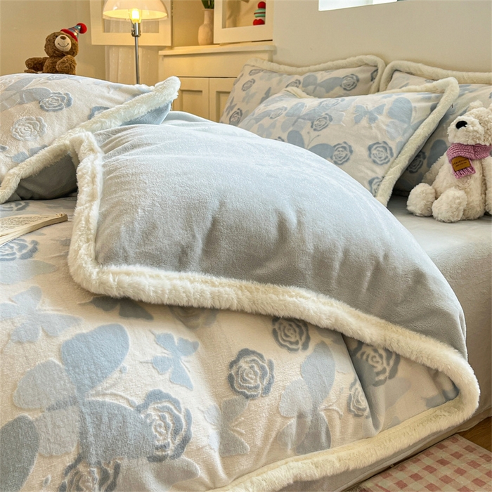 91家纺网 家纺一手货源 找家纺 启程家纺 2025新款雕花牛奶绒四件套包边款 蝶恋花-蓝-包边款