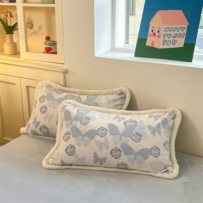 91家纺网 家纺一手货源 找家纺 启程家纺 2025新款雕花牛奶绒四件套包边款 蝶恋花-蓝-包边款