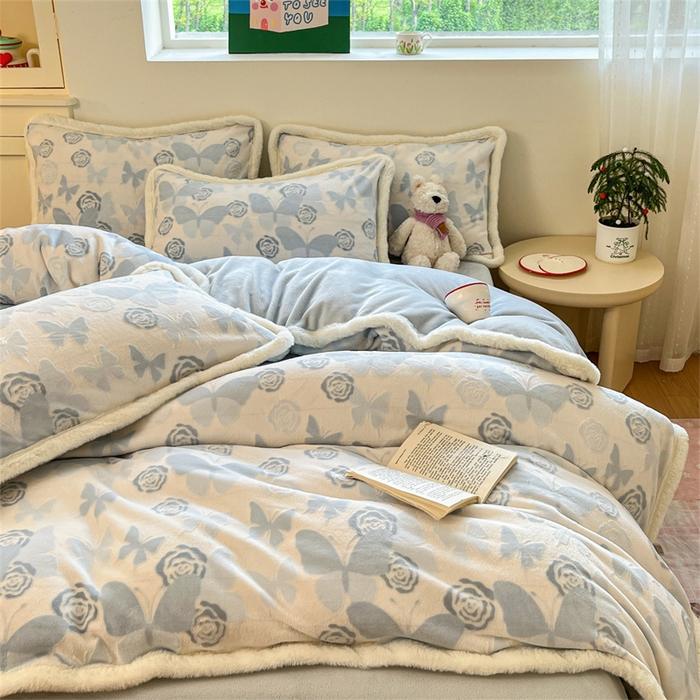 91家纺网 家纺一手货源 找家纺 启程家纺 2025新款雕花牛奶绒四件套包边款 蝶恋花-蓝-包边款