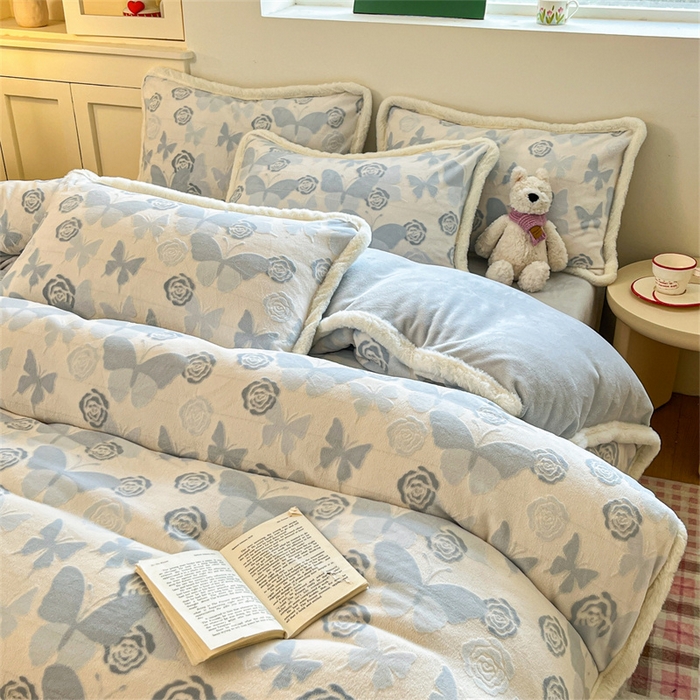 91家纺网 家纺一手货源 找家纺 启程家纺 2025新款雕花牛奶绒四件套包边款 蝶恋花-蓝-包边款