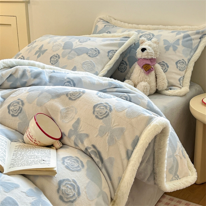 91家纺网 家纺一手货源 找家纺 启程家纺 2025新款雕花牛奶绒四件套包边款 蝶恋花-蓝-包边款