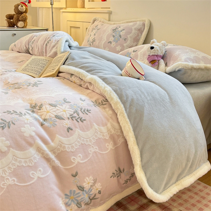 91家纺网 家纺一手货源 找家纺 启程家纺 2025新款雕花牛奶绒四件套包边款 小雏菊-粉-包边款