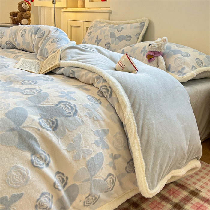 91家纺网 家纺一手货源 找家纺 启程家纺 2025新款雕花牛奶绒四件套包边款 蝶恋花-蓝-包边款