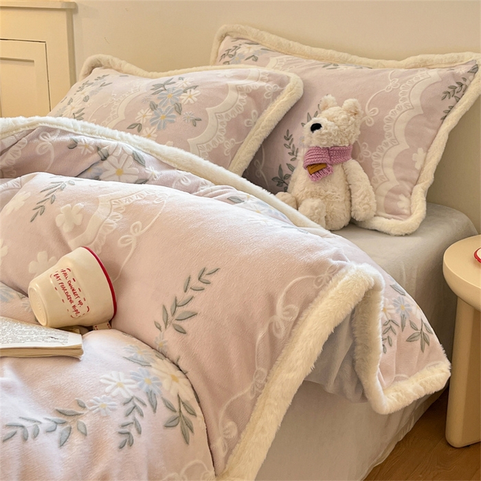 91家纺网 家纺一手货源 找家纺 启程家纺 2025新款雕花牛奶绒四件套包边款 小雏菊-粉-包边款