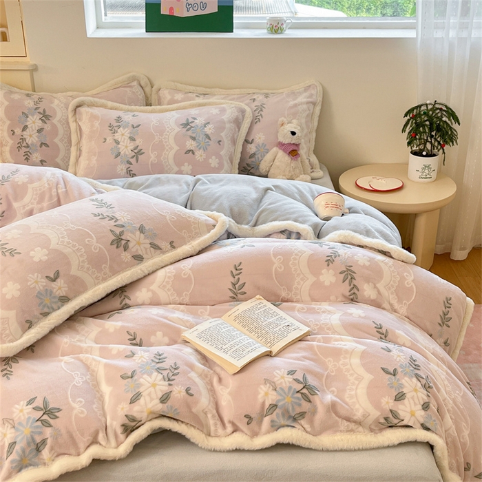 91家纺网 家纺一手货源 找家纺 启程家纺 2025新款雕花牛奶绒四件套包边款 小雏菊-粉-包边款