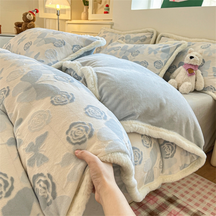 91家纺网 家纺一手货源 找家纺 启程家纺 2025新款雕花牛奶绒四件套包边款 蝶恋花-蓝-包边款