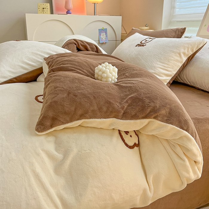 91家纺网 家纺一手货源 找家纺 雅居纺家纺 2025新款高克重牛奶绒毛巾绣四件套-小熊系列 小熊-白咖