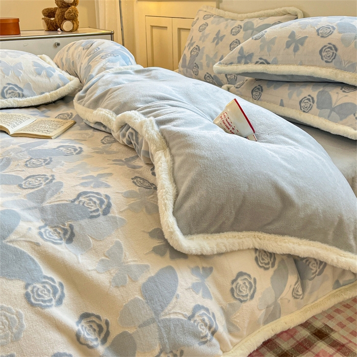 91家纺网 家纺一手货源 找家纺 启程家纺 2025新款雕花牛奶绒四件套包边款 蝶恋花-蓝-包边款