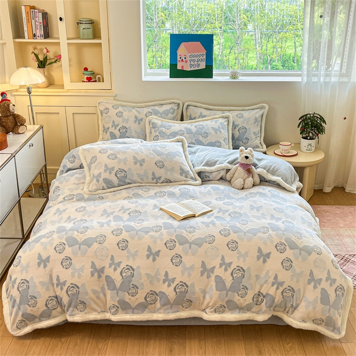 91家纺网 家纺一手货源 找家纺 启程家纺 2025新款雕花牛奶绒四件套包边款 蝶恋花-蓝-包边款