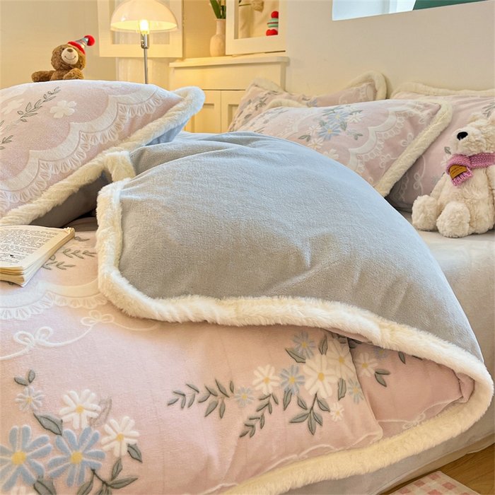 91家纺网 家纺一手货源 找家纺 启程家纺 2025新款雕花牛奶绒四件套包边款 小雏菊-粉-包边款