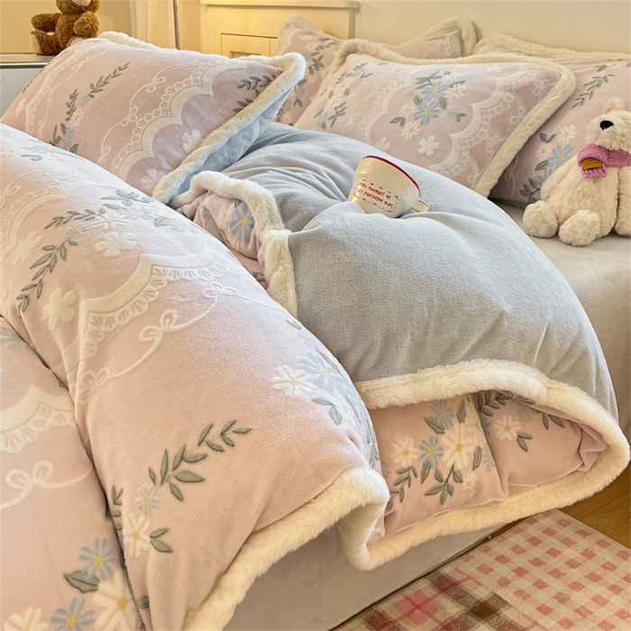 启程家纺 2025新款雕花牛奶绒四件套包边款 小雏菊-粉-包边款