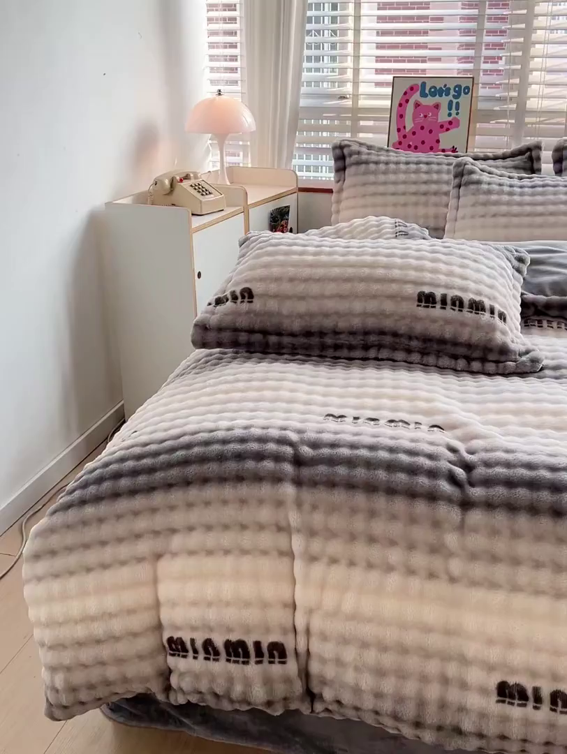 91家纺网 家纺一手货源 找家纺 梵克保罗 2025秋冬新款牛奶绒泡泡绒印花卡通花卉兔毛单被套三件套四件套 灰色空间