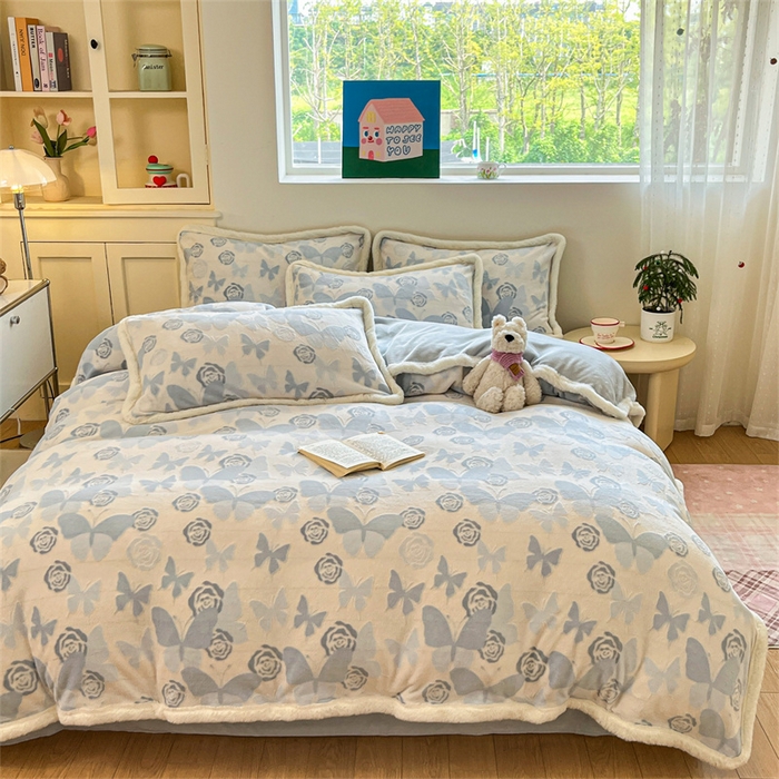 91家纺网 家纺一手货源 找家纺 启程家纺 2025新款雕花牛奶绒四件套包边款 蝶恋花-蓝-包边款