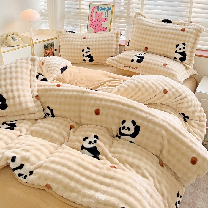 91家纺网 家纺一手货源 找家纺 梵克保罗 2025秋冬新款牛奶绒泡泡绒印花卡通花卉兔毛单被套三件套四件套 熊猫点点-咖