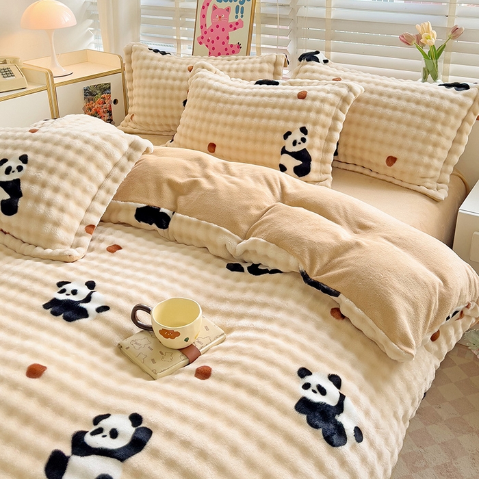 91家纺网 家纺一手货源 找家纺 梵克保罗 2025秋冬新款牛奶绒泡泡绒印花卡通花卉兔毛单被套三件套四件套 熊猫点点-咖