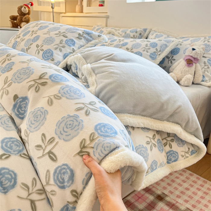 91家纺网 家纺一手货源 找家纺 启程家纺 2025新款雕花牛奶绒四件套包边款 玫瑰-蓝-包边款