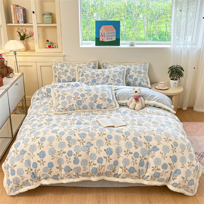 91家纺网 家纺一手货源 找家纺 启程家纺 2025新款雕花牛奶绒四件套包边款 玫瑰-蓝-包边款