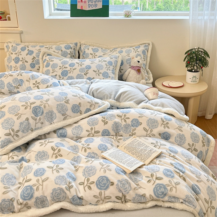 91家纺网 家纺一手货源 找家纺 启程家纺 2025新款雕花牛奶绒四件套包边款 玫瑰-蓝-包边款