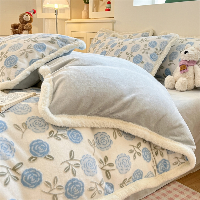 91家纺网 家纺一手货源 找家纺 启程家纺 2025新款雕花牛奶绒四件套包边款 玫瑰-蓝-包边款