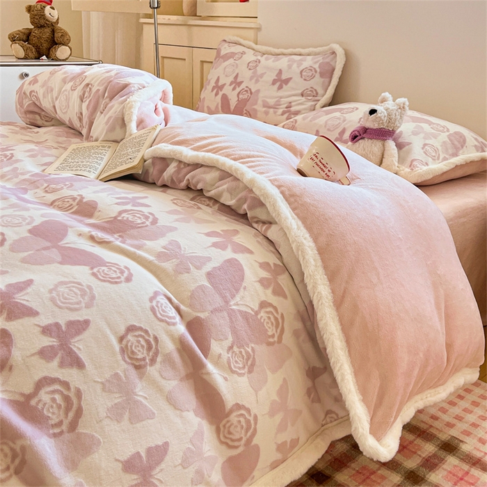 91家纺网 家纺一手货源 找家纺 启程家纺 2025新款雕花牛奶绒四件套包边款 蝶恋花-粉-包边款