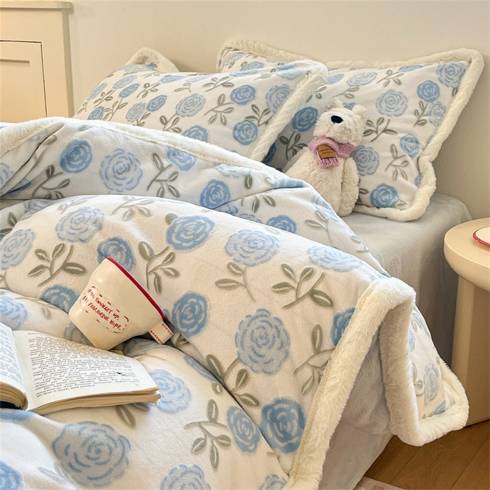 91家纺网 家纺一手货源 找家纺 启程家纺 2025新款雕花牛奶绒四件套包边款 玫瑰-蓝-包边款