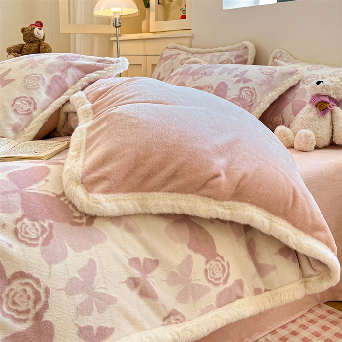 91家纺网 家纺一手货源 找家纺 启程家纺 2025新款雕花牛奶绒四件套包边款 蝶恋花-粉-包边款