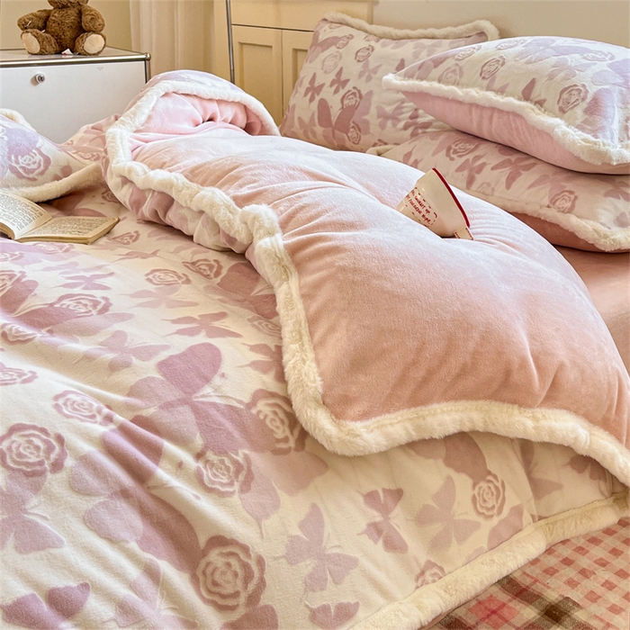 91家纺网 家纺一手货源 找家纺 启程家纺 2025新款雕花牛奶绒四件套包边款 蝶恋花-粉-包边款