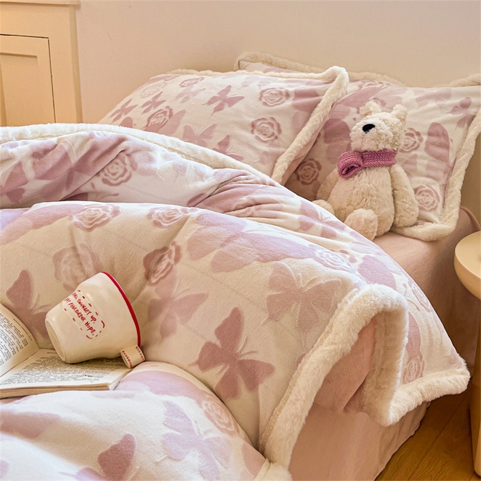 91家纺网 家纺一手货源 找家纺 启程家纺 2025新款雕花牛奶绒四件套包边款 蝶恋花-粉-包边款