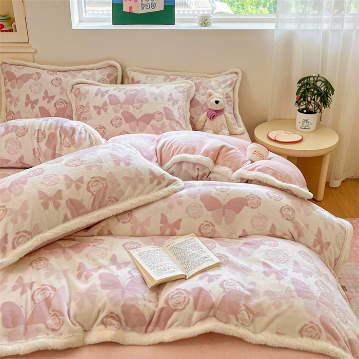 91家纺网 家纺一手货源 找家纺 启程家纺 2025新款雕花牛奶绒四件套包边款 蝶恋花-粉-包边款